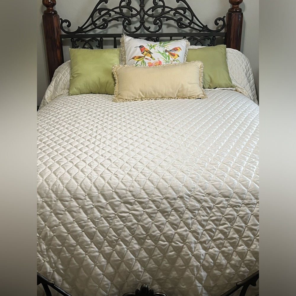 Croscill Home LLC Polyester Queen DIAMOND DESIGN BED- SPREAD White Label QUEEN